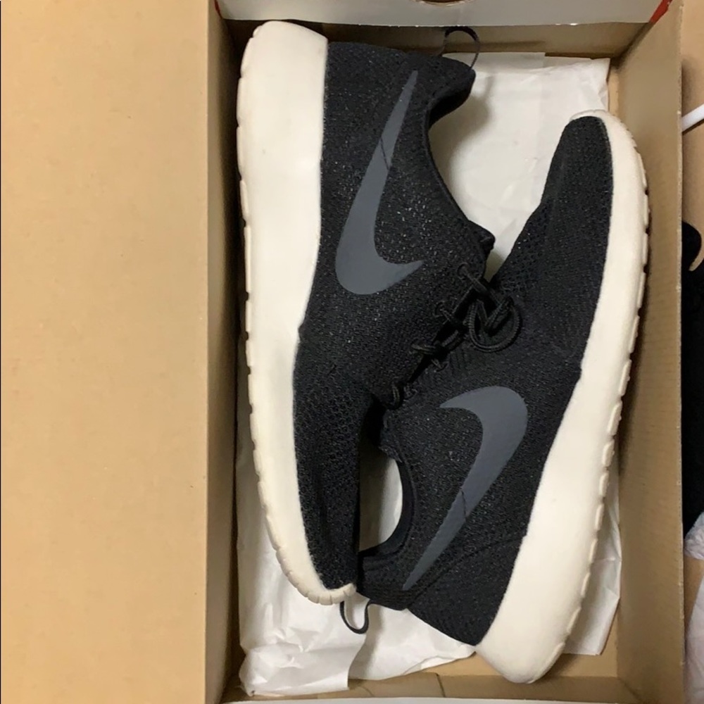 Black Nike Roshe Run